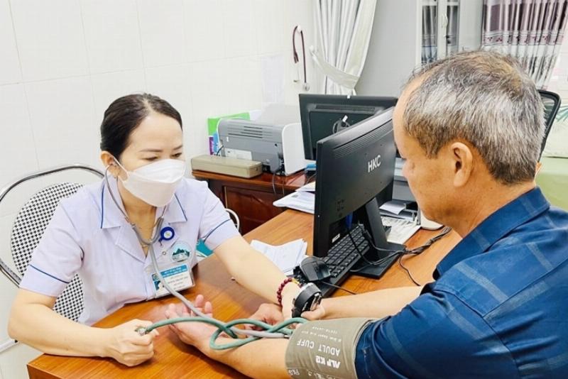 Một người đang chăm sóc bó hoa tươi, thể hiện các bước bảo quản hoa cho người sinh ngày 16/1